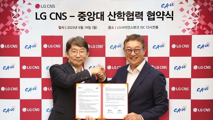 현신균(오른쪽) LG CNS 대표이사와 박상규 중앙대학교 총장