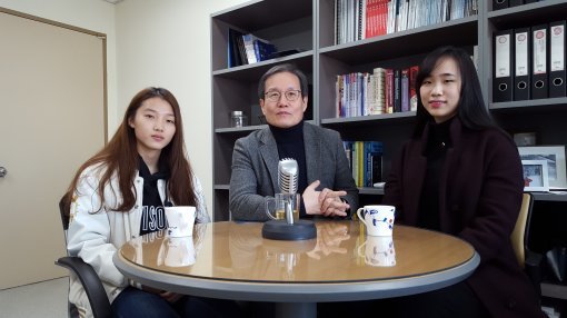 인터뷰를 마치고 포즈를 취한 중앙대 산업보안학과 정세희 씨(2학년), 김정덕 교수, 정채원 씨(2학년·왼쪽부터).