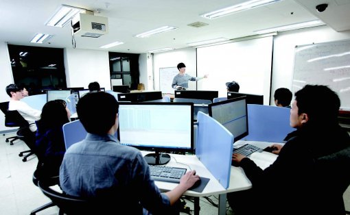 국가와 산업의 경쟁력을 침해하는 기술유출 사고는 날로 대형화, 조직화되고 있다. 중앙대 산업보안학과 학생들이 실습실에서 다양한 보안접근방법에 대한 강의를 듣고 있다.